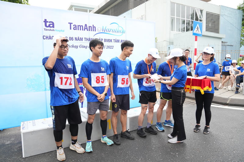 Các VĐV nam đoạt giải khuyến khích lên nhận huy chương và quà từ Ban Giám đốc.