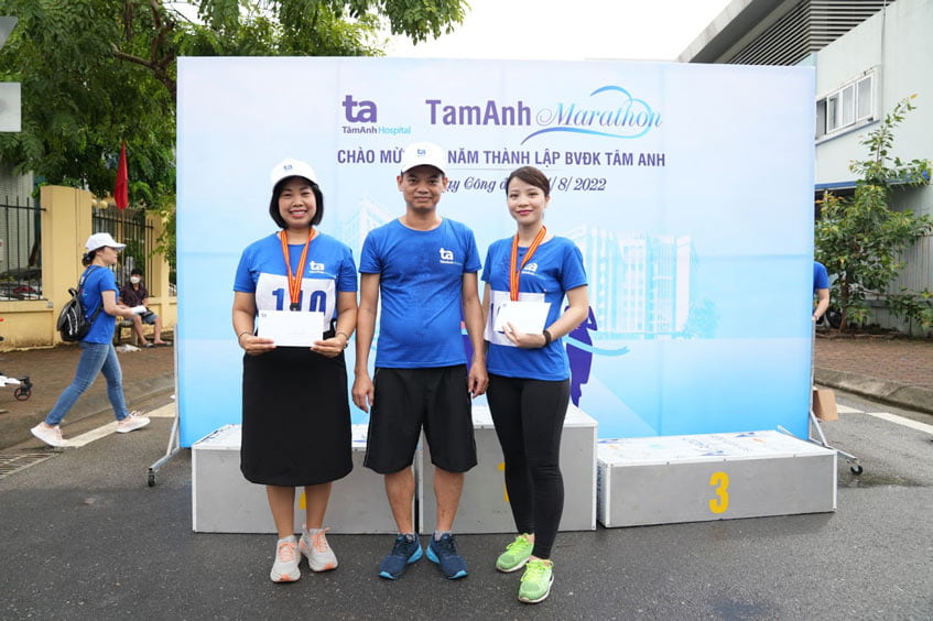 Ban tổ chức trao giải thưởng cho 2 đội công đoàn có thành tích xuất sắc nhất.