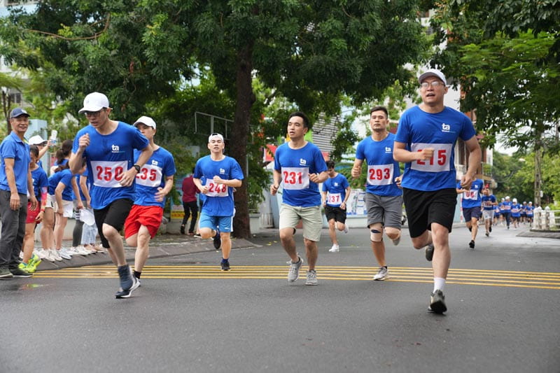 Các VĐV nam trong vòng chạy Giải đơn nam, cự ly 1500m.