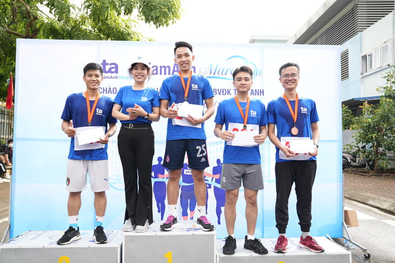 TS.Nguyễn Thị Chinh, Phó Tổng Giám đốc thường trực BVĐK Tâm Anh trao giải Nhất, Nhì, Ba cho các VĐV nam.Các VĐV nam đoạt giải khuyến khích lên nhận huy chương và quà từ Ban Giám đốc.