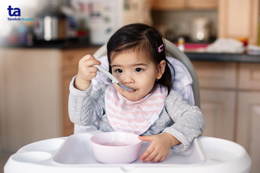 Trẻ bị tay chân miệng nên ăn gì