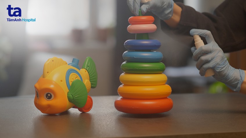 Adenovirus có thể tồn tại trên các mặt bám như mặt bàn, đồ chơi