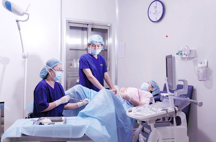 Bác sĩ Như thực hiện kỹ thuật chọc hút trứng