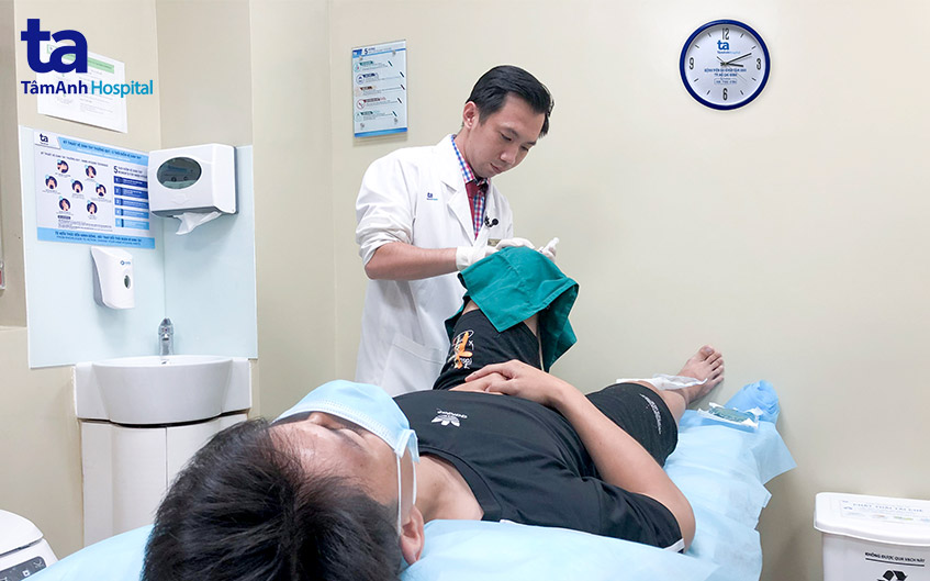 bác sĩ tiến hành tiêm chất nhờn vào đầu gối