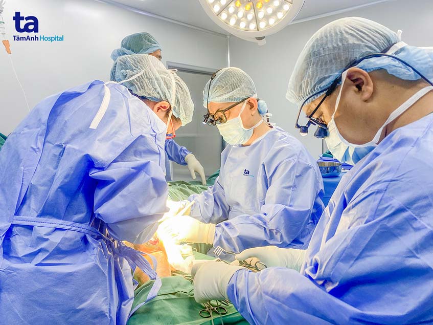 cắt khối u khủng