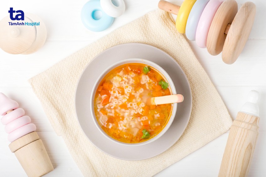 Cho trẻ ăn thức ăn lỏng, giàu dinh dưỡng, chia nhỏ bữa ăn