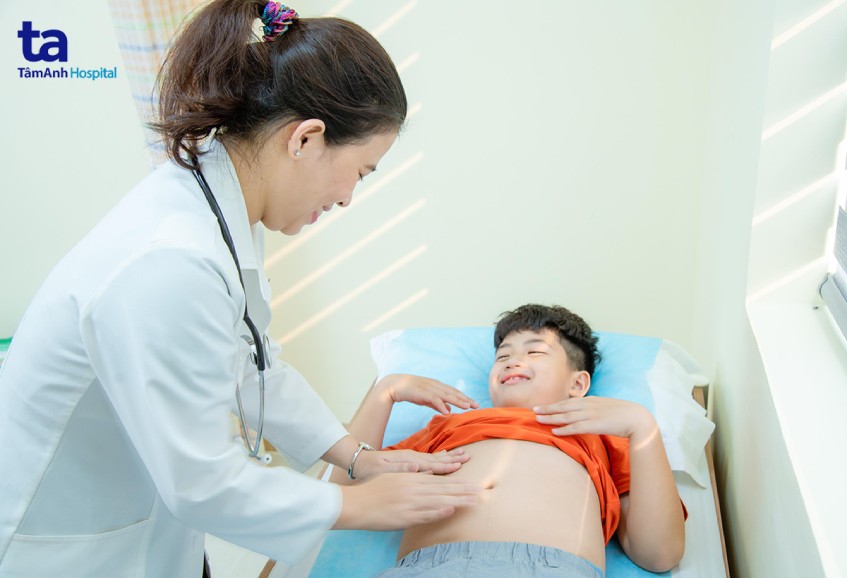 Đưa trẻ đi khám kịp thời để tìm nguyên nhân tiêu chảy