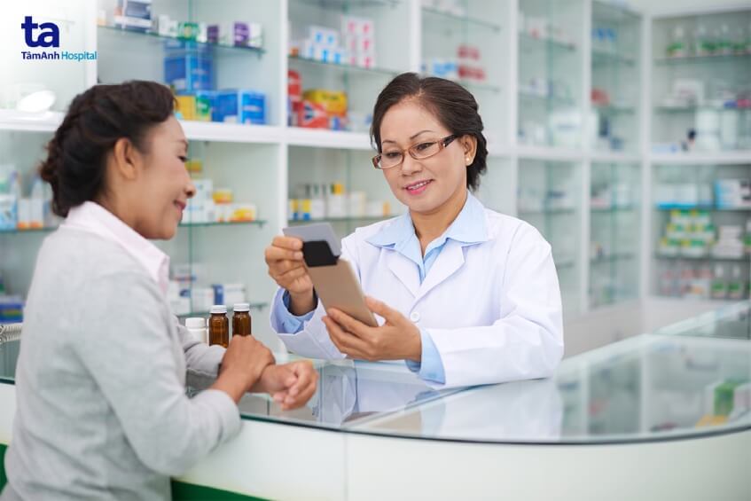 dược sĩ và người bệnh