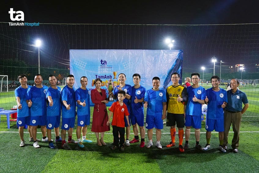 TS Nguyễn Thị Chinh - Phó Giám đốc thường trực trao cúp vô địch cho đội về nhất