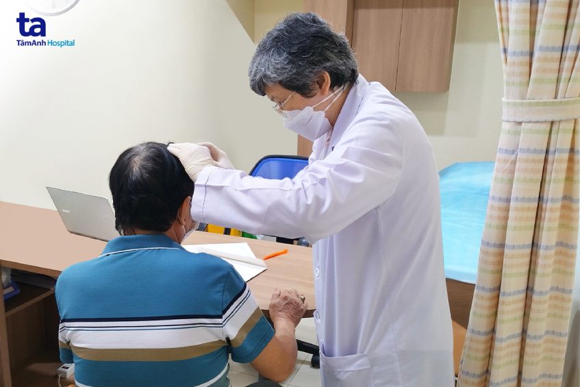 khám cho bệnh nhân