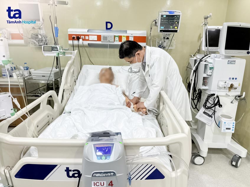 kiểm tra vết mổ