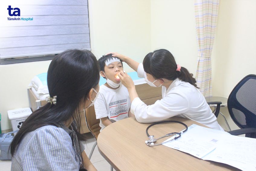 Lượng bệnh nhi sốt, ho kéo dài đến khám tại Tâm Anh