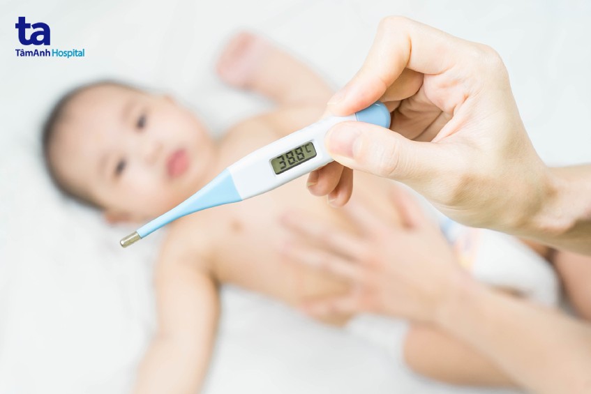 Phụ huynh cần đưa trẻ đến ngay cơ sở y tế nếu trẻ sốt cao