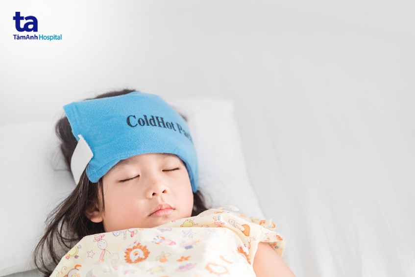 Tiêu chảy kèm sốt là dấu hiệu trẻ bị nhiễm trùng đường ruột