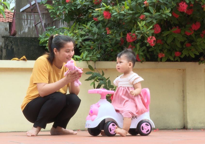 Vua đùa cùng con trên sân nhà chị Hậu nghĩ lại những điều trải qua