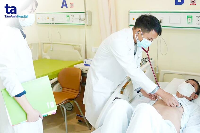 bác sĩ khiêm khám và hướng dẫn bệnh nhân sau điều trị