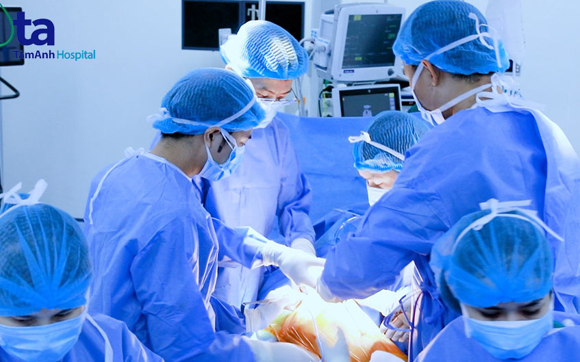 bác sĩ thực hiện superpath