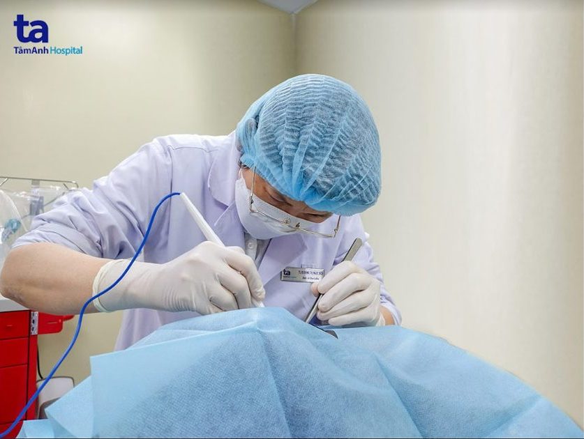 bác sĩ tiến hành phẫu thuật