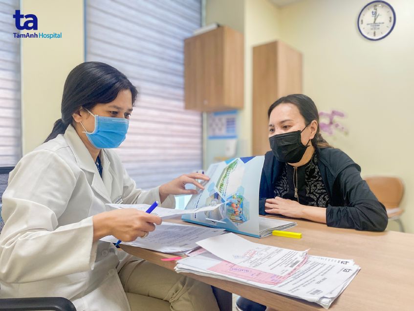 bác sĩ Trâm xem hồ sơ bệnh án cho người bệnh