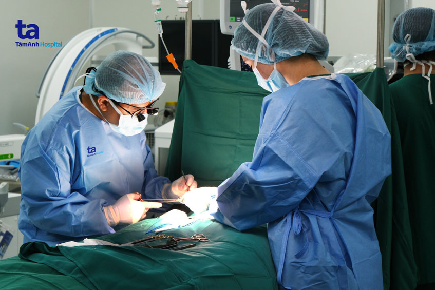 bé trai ọc sữa