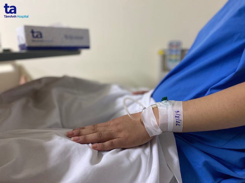 chị T được bác sĩ nguyên hoàng đức phẫu thuật