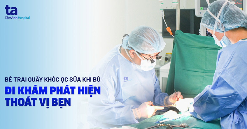 Bé trai quấy khóc ọc sữa khi bú, đi khám phát hiện thoát vị bẹn