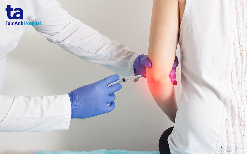 tiến hành tiêm gân cho bệnh nhân