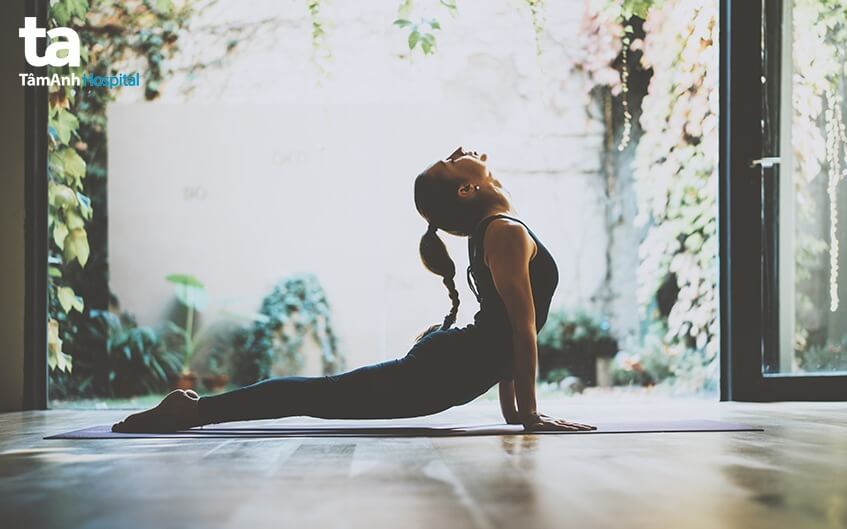 yoga giảm đau đầu buồn nôn