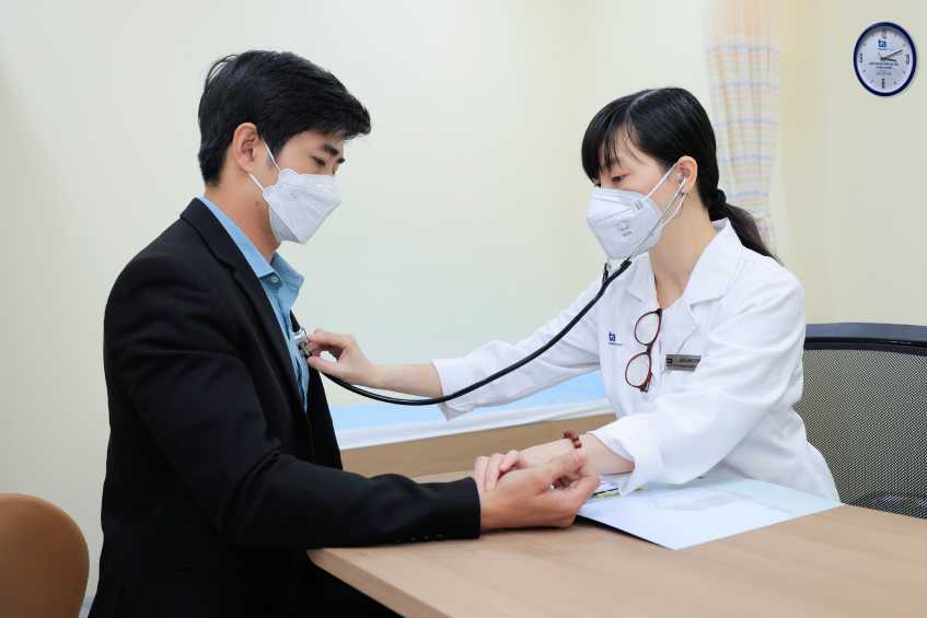 BS Ngân khám bệnh