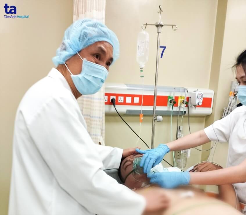 Bác sĩ Trần Minh Giang đang theo dõi nhịp tim của bệnh nhân Singapore