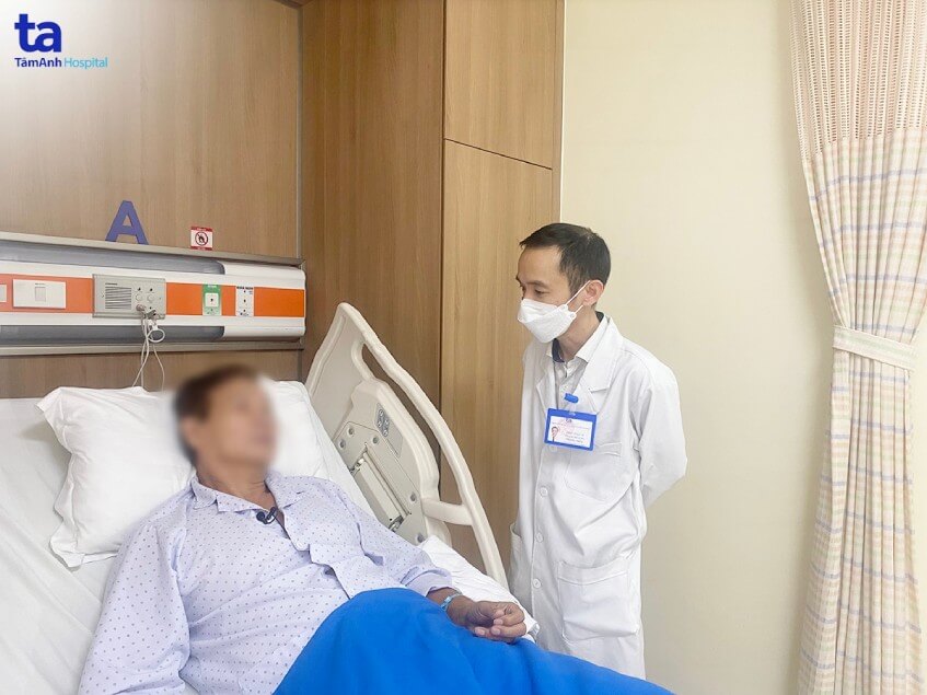 bác sĩ hỏi thăm sức khỏe bệnh nhân