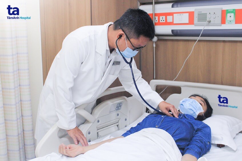 bác sĩ khám bệnh nhân sốc phản vệ