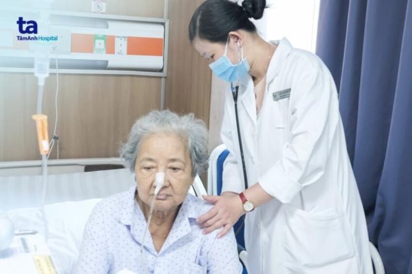 bác sĩ khám cụ bà 83 tuổi bị bệnh nhược cơ