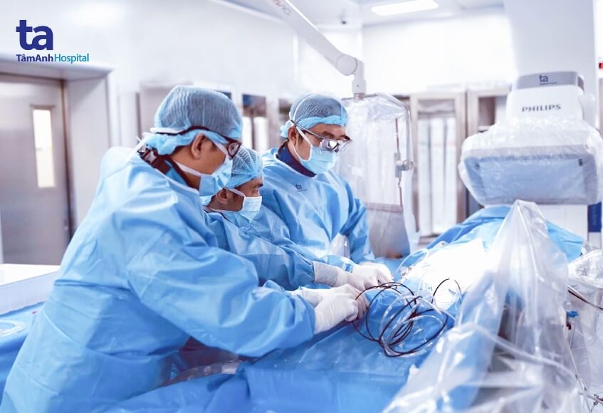 bác sĩ khoan cắt mảng xơ vữa nong mạch máu tim hẹp nặng