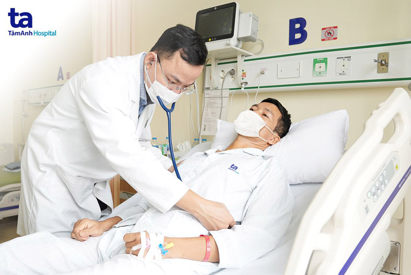 bác sĩ kiểm tra sức khỏe