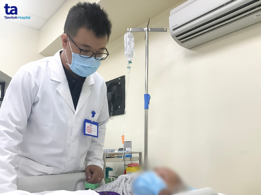 BS Trịnh Hoàng Nguyên kiểm tra sức khỏe người bệnh trước xuất viện