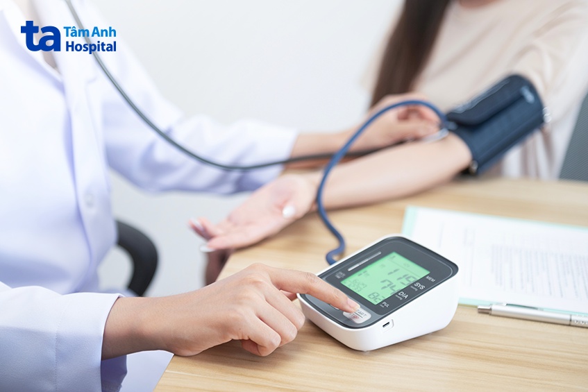 Bác sĩ thực hiện đo huyết áp nhiều lần trong ngày để theo dõi mức huyết áp