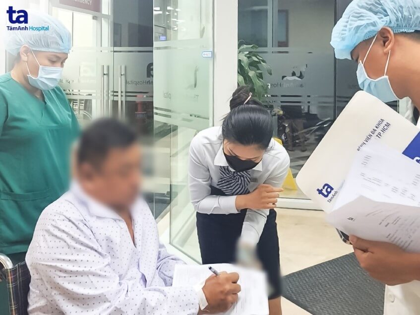 Bệnh nhân Singapore làm thủ tục xuất viện