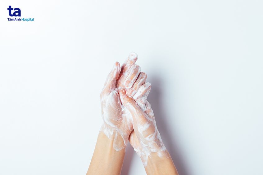 bố mẹ cần rửa tay cẩn thận trước khi tiếp xúc