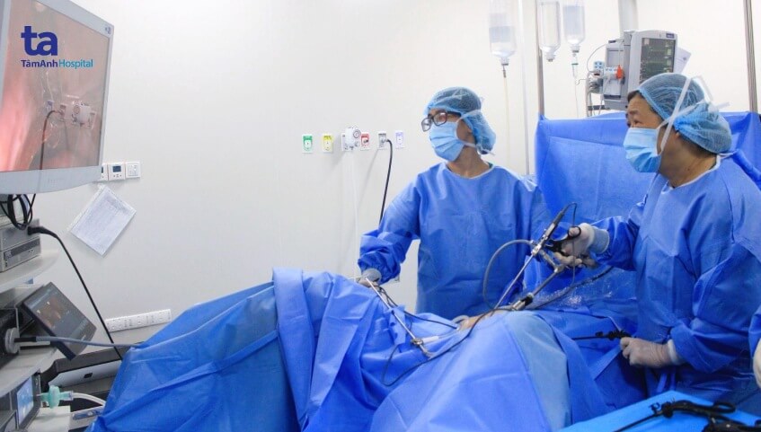 bác sĩ nhi phẫu thuật nội soi cắt tử cung