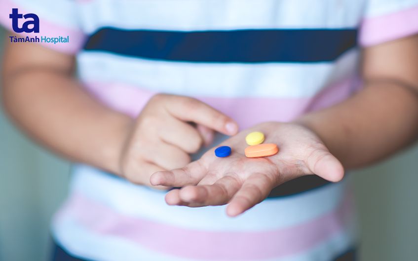 Dùng thuốc hạ sốt và kháng sinh theo chỉ định của Bác sĩ