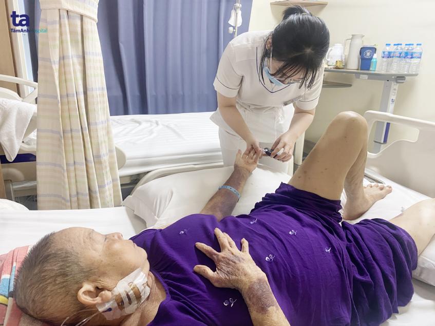 Kiểm tra đường huyết cho bà A