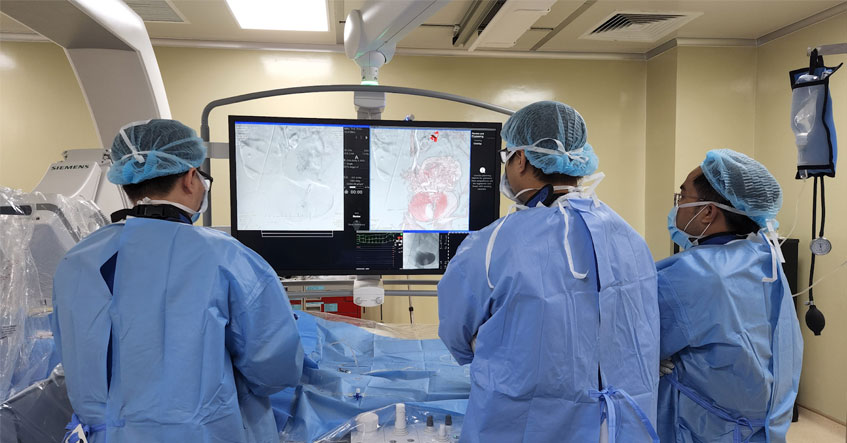 U quái buồng trứng và dị dạng mạch máu tử cung hiếm gặp