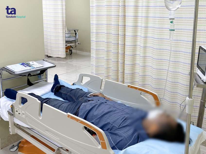 ông B được truyền dịch glucose tại Tâm Anh