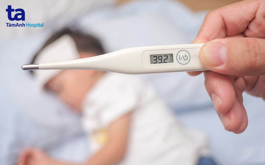sốt xuất huyết bùng phát khiến trẻ bị sốt cao