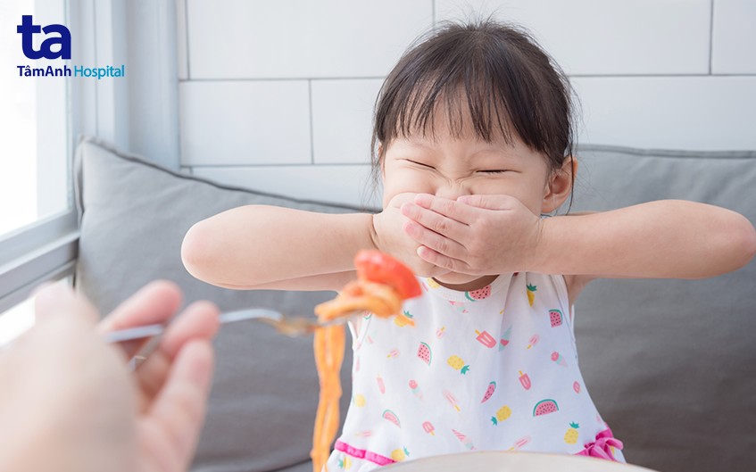 Táo bón khiến trẻ cảm thấy sợ ăn, sợ đi đại tiện