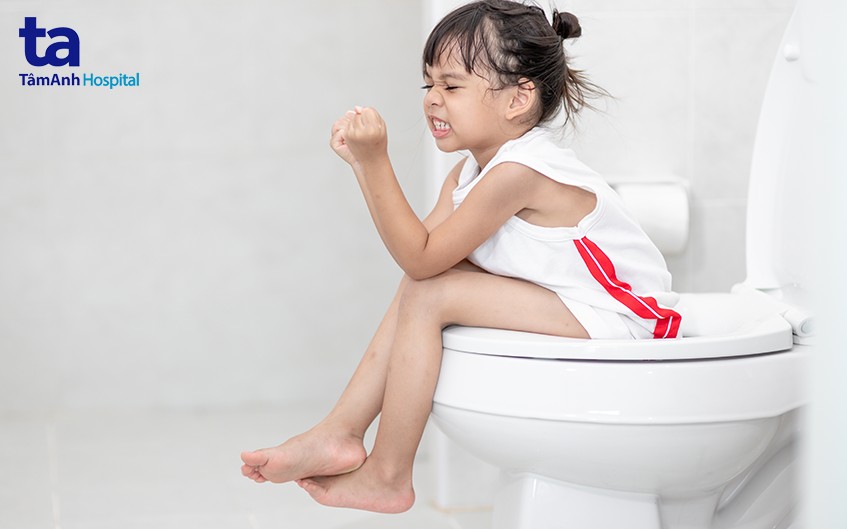 Táo bón khiến trẻ rặn nhiều để đẩy phân ra ngoài