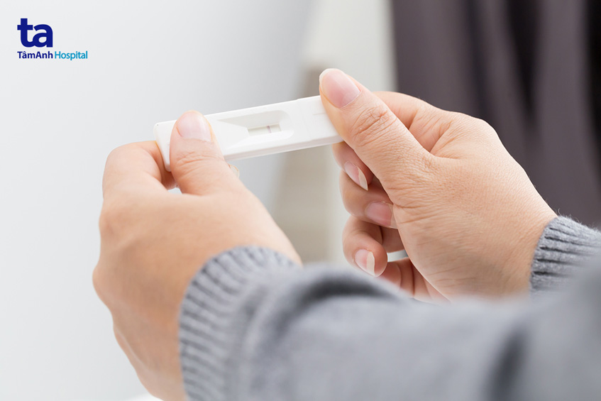 trao đổi tình trạng sức khỏe với bác sĩ