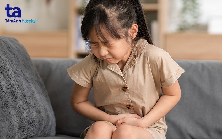 Trẻ bị đau vùng bụng dưới do táo bón
