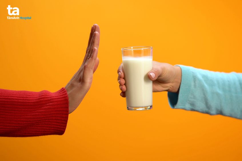 trẻ tiêu chảy nên kiêng sữa bò sữa công thức